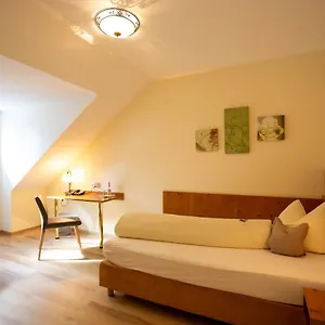 Und Goettler Josef Hotel